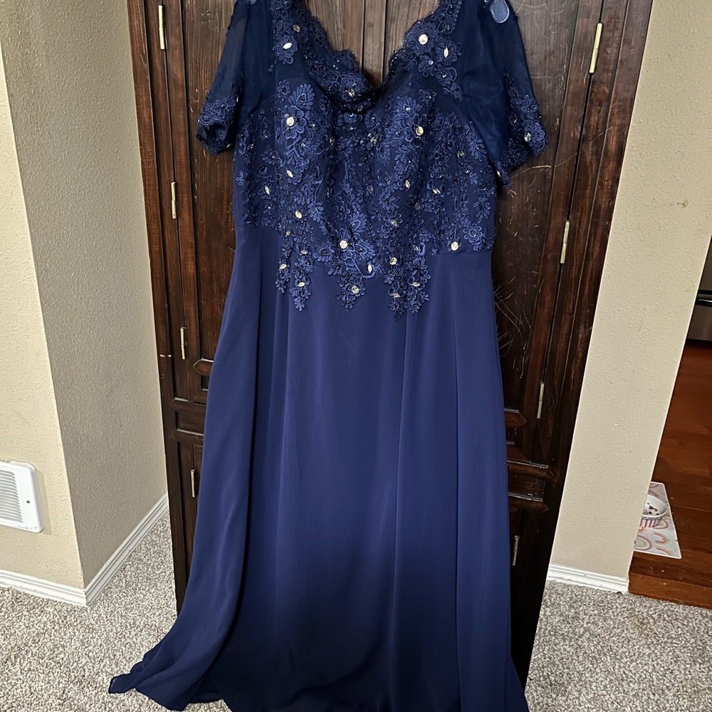 Elegant Navy Blue Lace Evening Gown